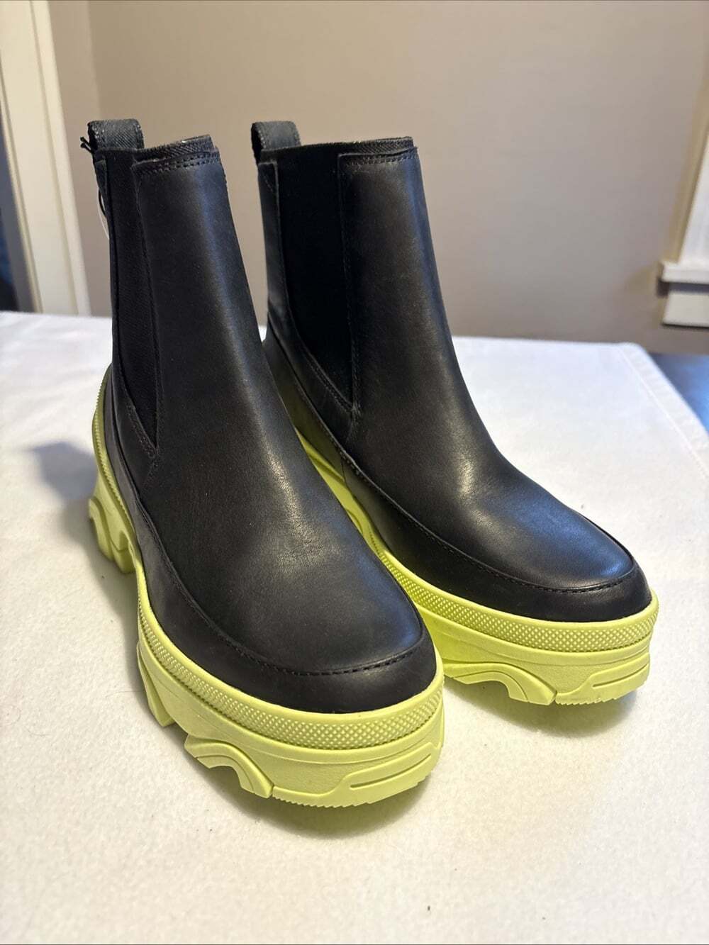 Sorel Hi Line Chelsea Boot Black Neon Sole Womens 8 Lug Platform New